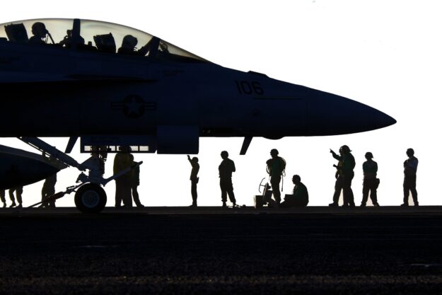 Carey Lohrenz | Leading through change | From chaos to success managing uncertainty | Keynote Speaker | Author | Female fighter pilot Carey Lohrenz | Leading through change | From chaos to success managing uncertainty | risk management | Keynote Speaker | Author | Female fighter pilot | F-14 Tomcat on catapult